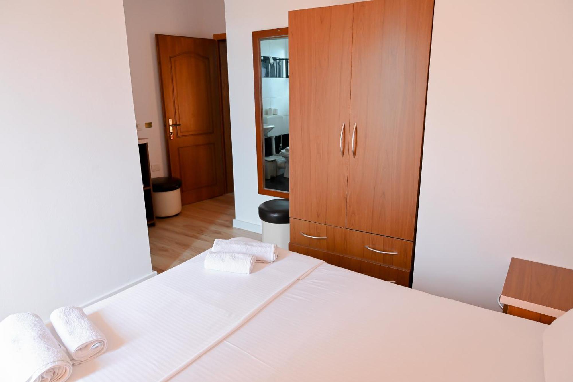 Hotel Kriti Max , Shengjin Shëngjin エクステリア 写真